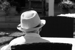 Mustavalkea-Nyt-pittaa-kuunnella